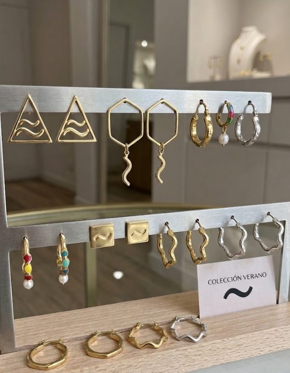 Colección de pendientes Virguliilla de diferentes formas geométricas y aros