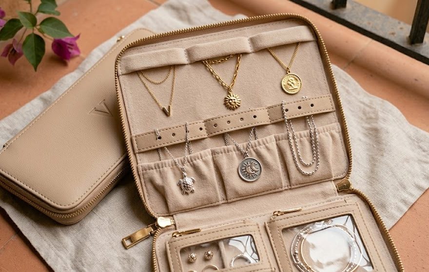Detalle de collares de oro y plata ordenados para viajar