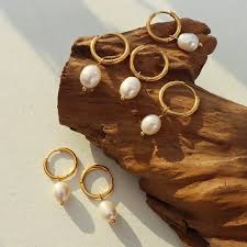 Detalle de joyas Virguliilla mezclando oro con perlas barrocas
